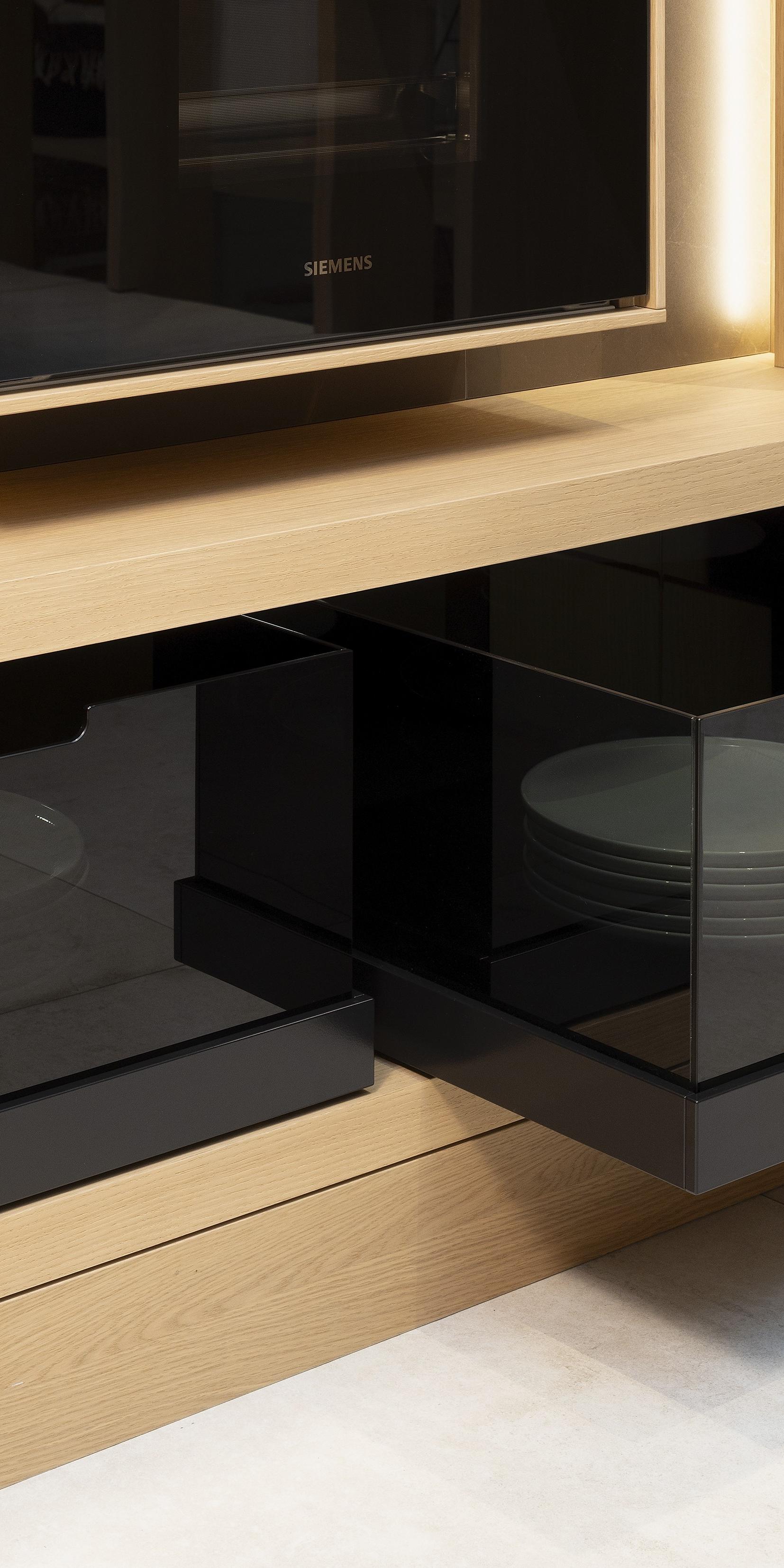 APL: Pulpis (Keramik) 25 mm Front: AV 6085-GL Eiche-elegant Echtholzfurnier (PURemission) Korpus: 2085 Designkorpus Feineiche-natur Griff: Kehlleiste 355 Schwarz matt Geräte: Siemens  Armatur: Gessi Spüle: ?  Features: neue Oberfläche Wiener Geflecht in Echtholzfurnier, Oberflächenmix, Waschbecken (Spülstein) in APL-Material, schwebende Arbeitsplatte durch Lichtleiste, APL abgekantet (schwebend), Backöfen in Wand eingekoffert, 3 Materialfarben.