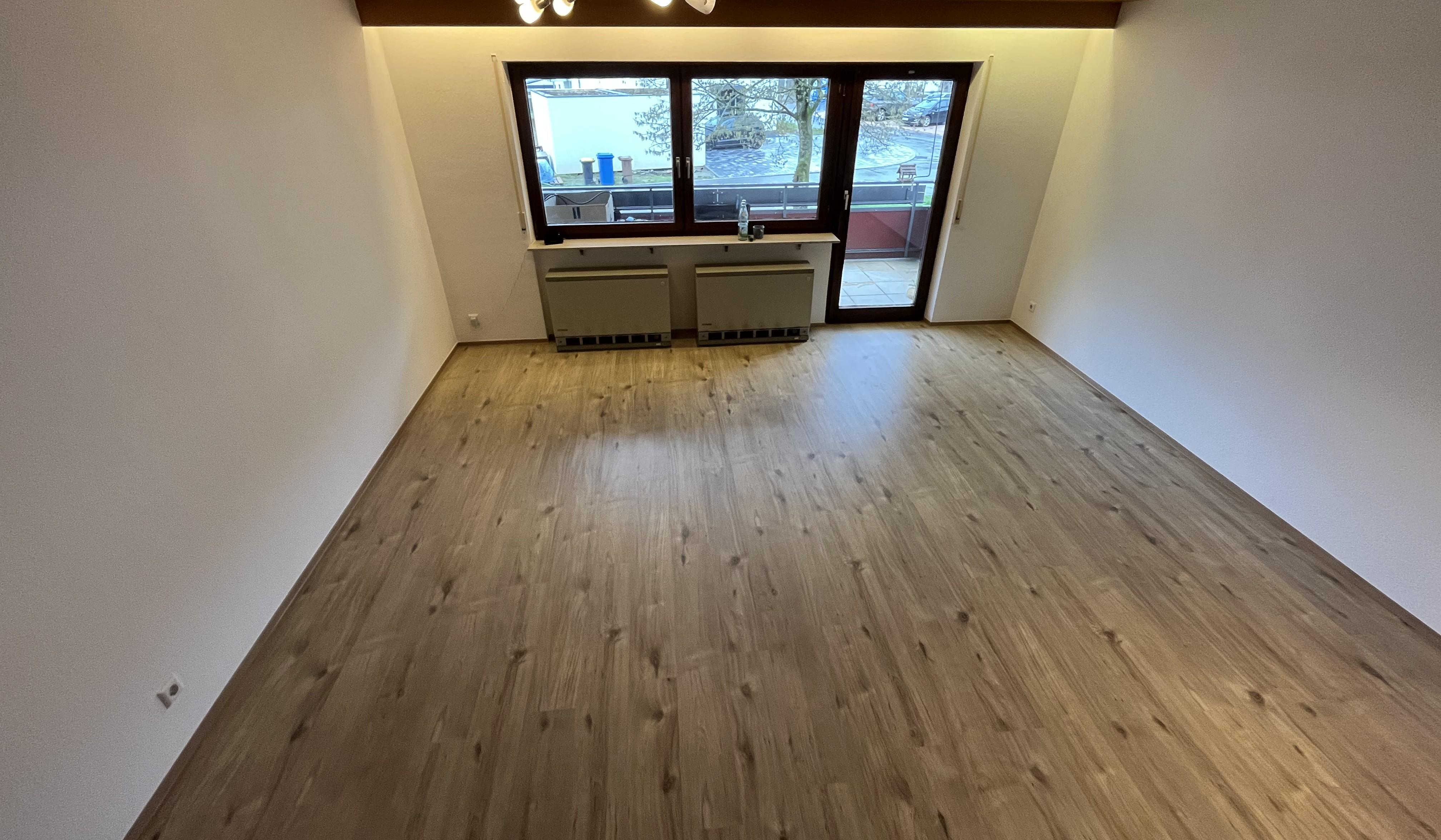 Laminatboden in einem Wohnzimmer.