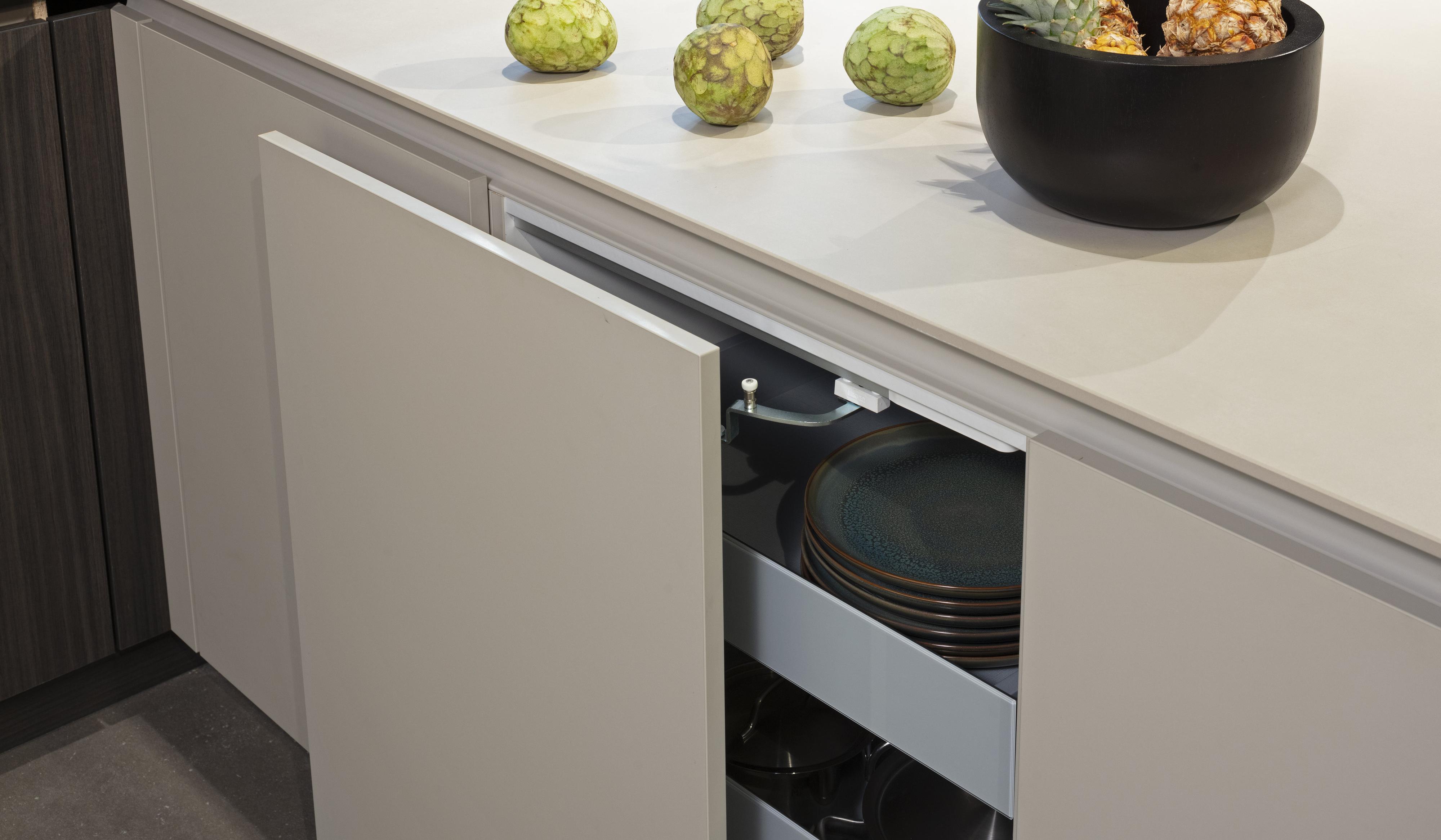 schwebende Schiebetür am Unterschrank halb offen