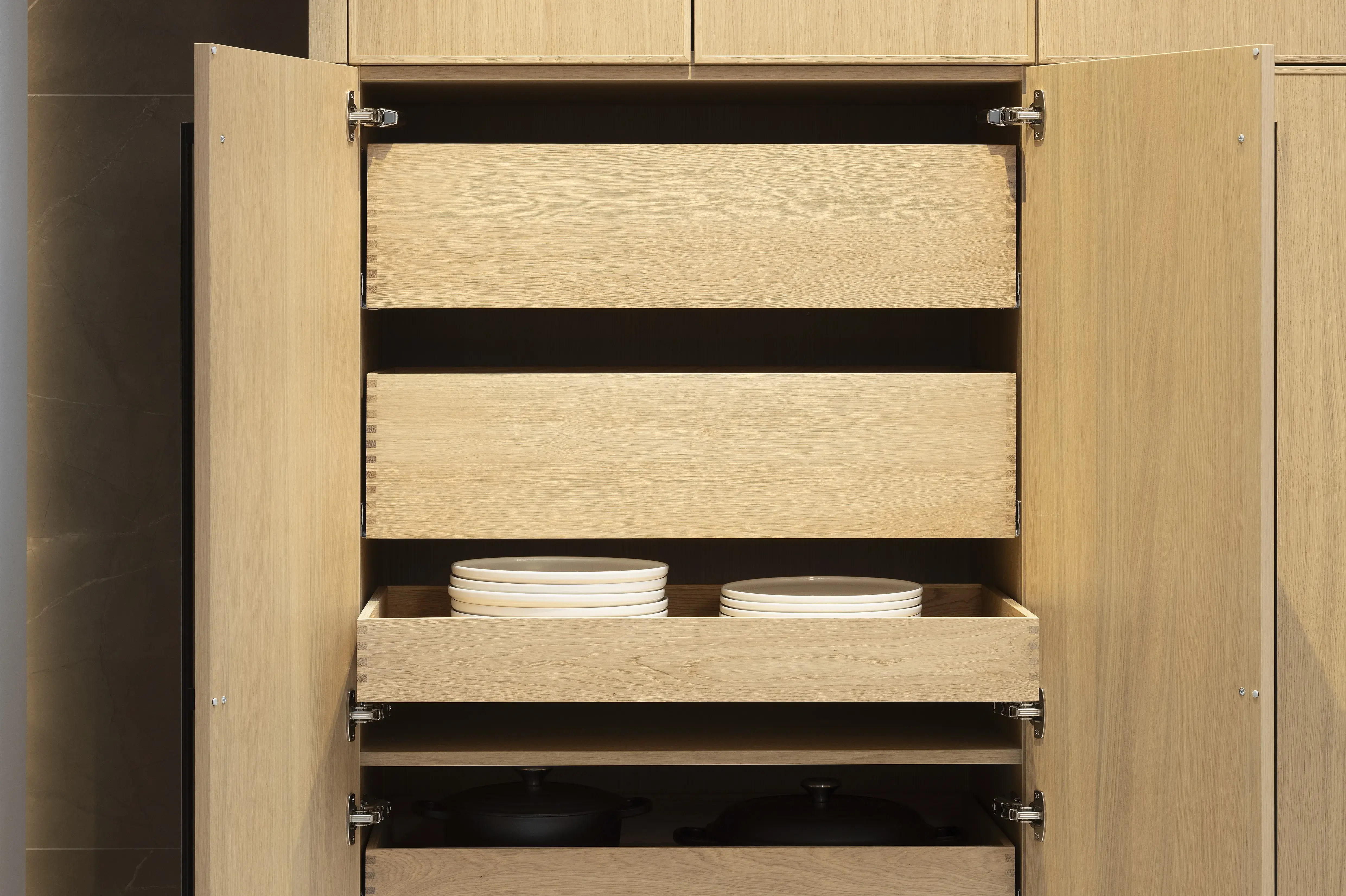 APL: Pulpis (Keramik) 25 mm Front: AV 6085-GL Eiche-elegant Echtholzfurnier (PURemission) Korpus: 2085 Designkorpus Feineiche-natur Griff: Kehlleiste 355 Schwarz matt Geräte: Siemens  Armatur: Gessi Spüle: ?  Features: neue Oberfläche Wiener Geflecht in Echtholzfurnier, Oberflächenmix, Waschbecken (Spülstein) in APL-Material, schwebende Arbeitsplatte durch Lichtleiste, APL abgekantet (schwebend), Backöfen in Wand eingekoffert, 3 Materialfarben.