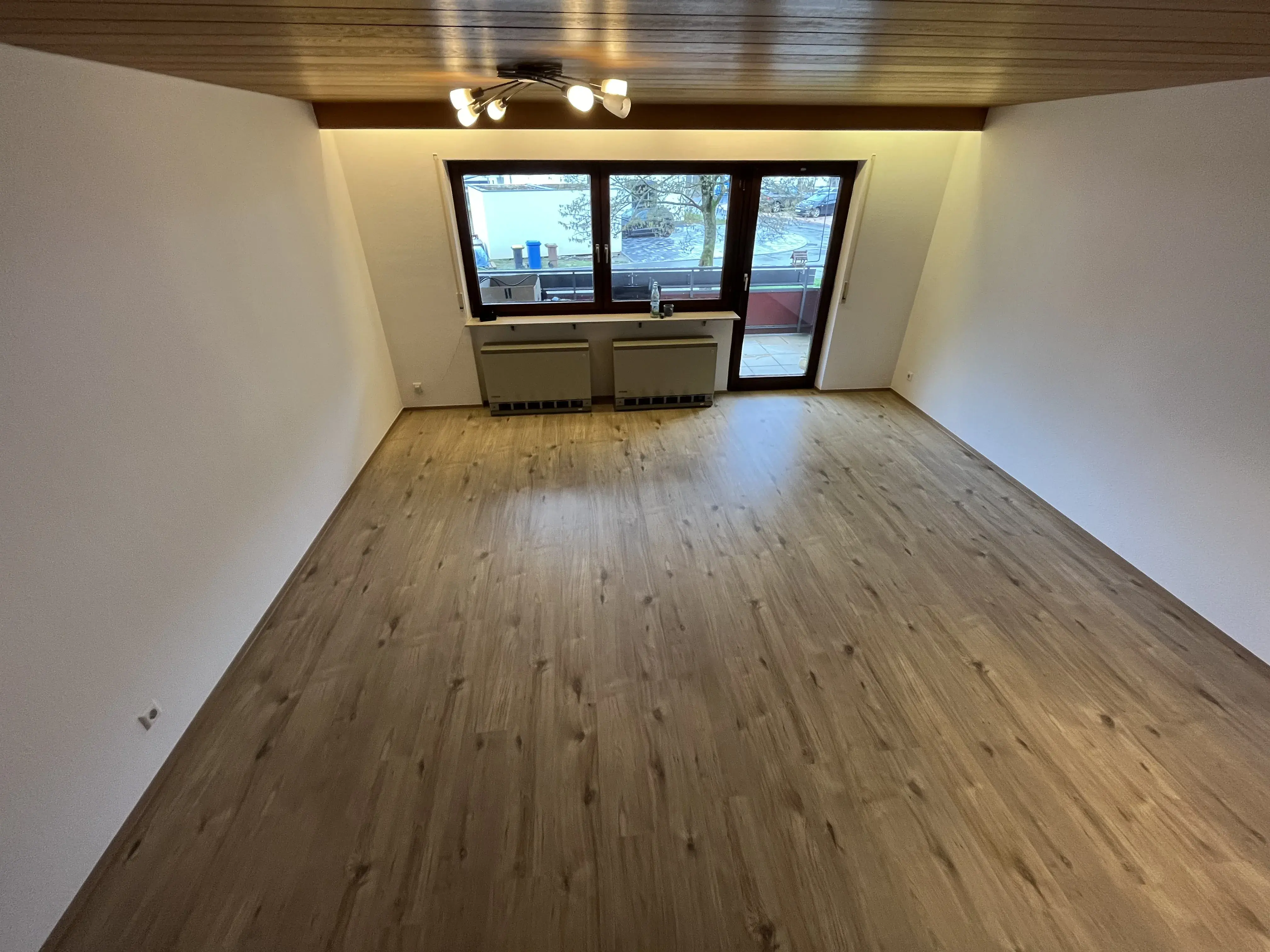 Laminatboden in einem Wohnzimmer.