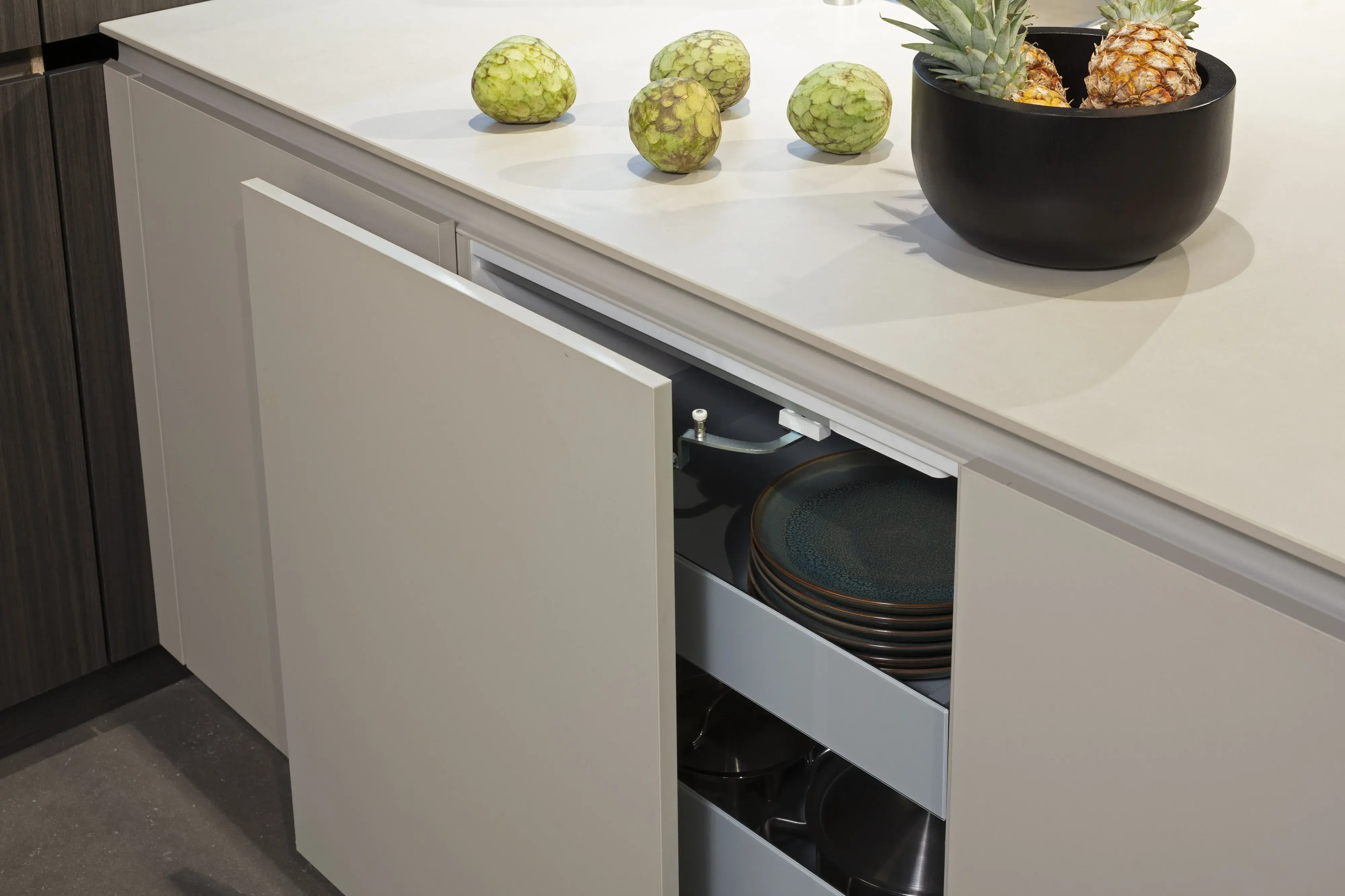 schwebende Schiebetür am Unterschrank halb offen